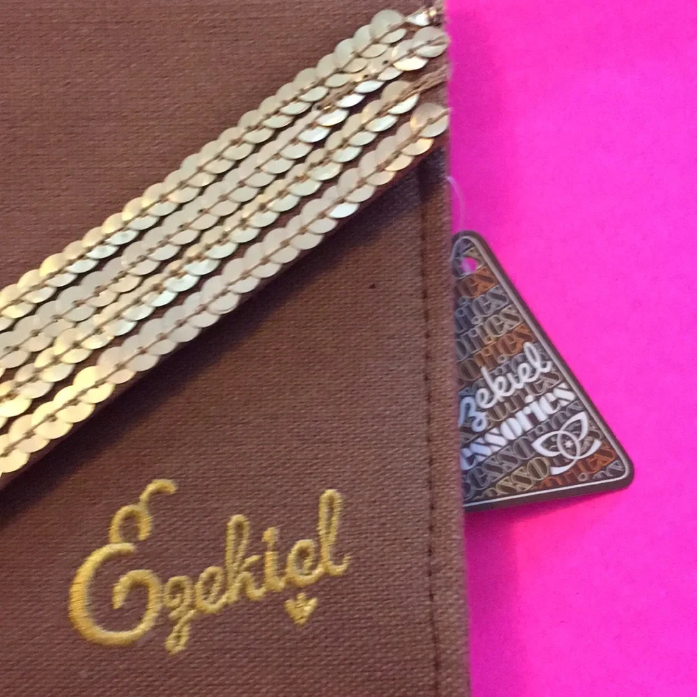 New with tags is Ezekiel clutch